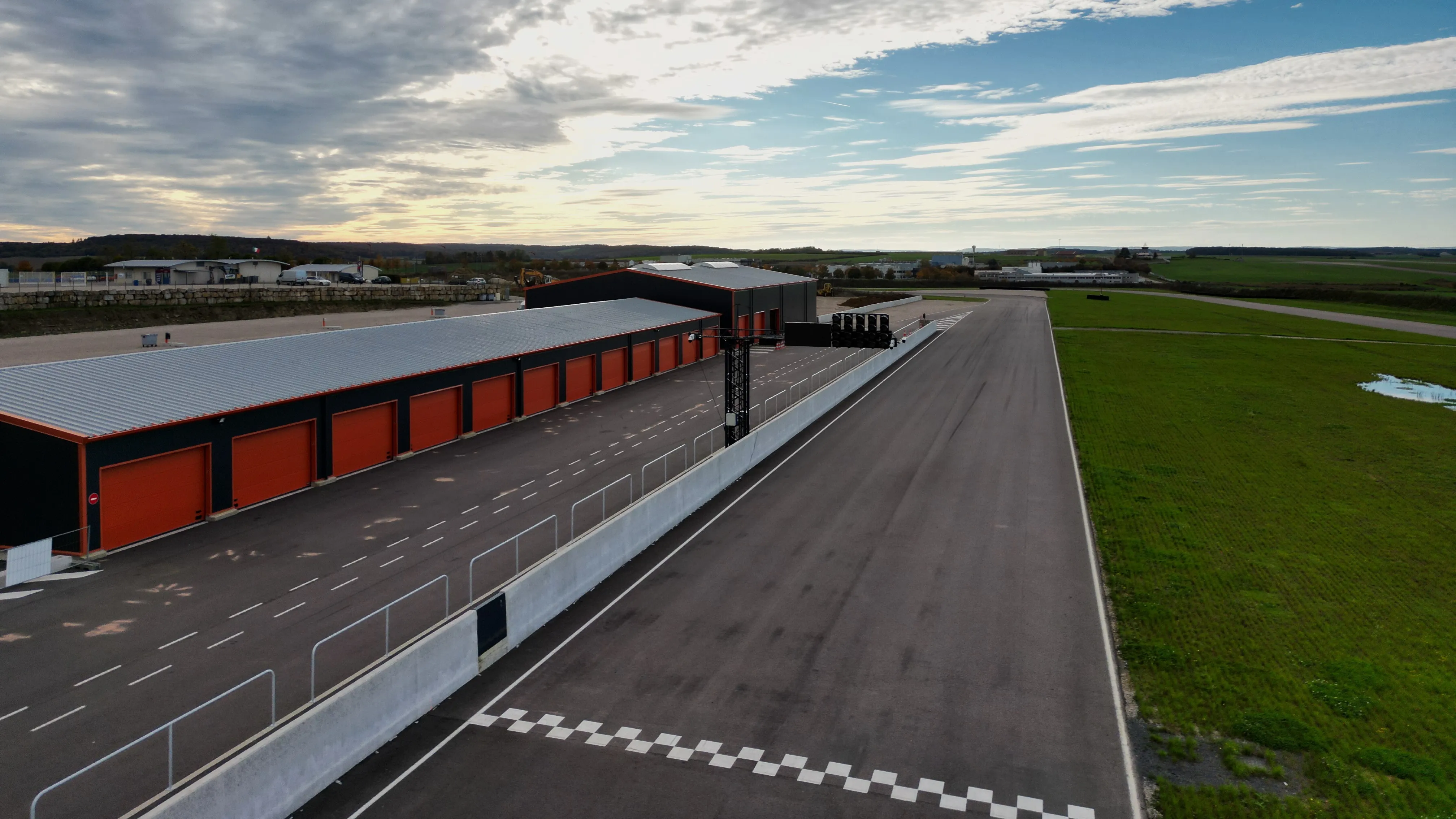Photo aérienne des boxes du circuit de Mirecourt