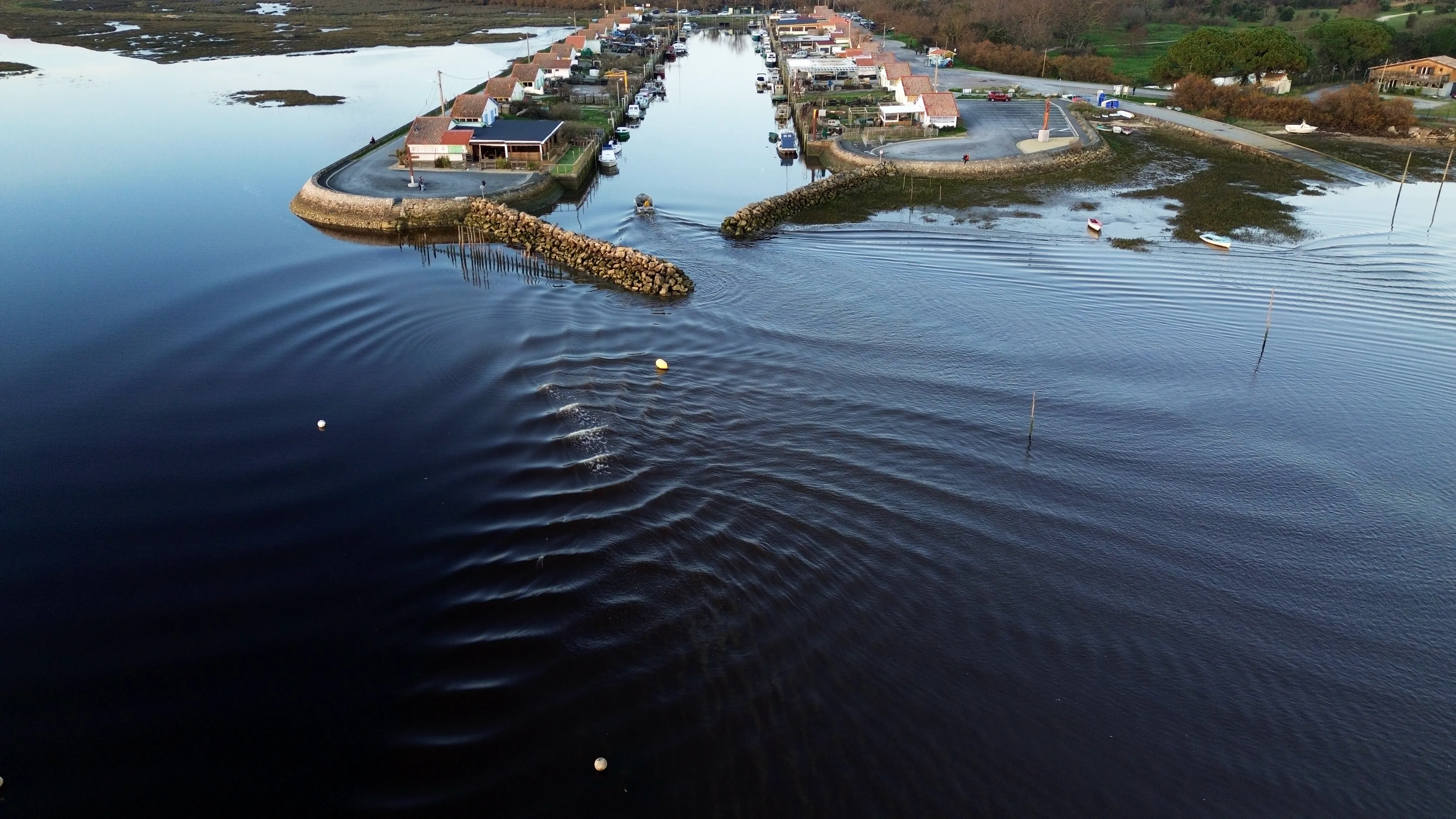 Photo aérienne du port de Arès